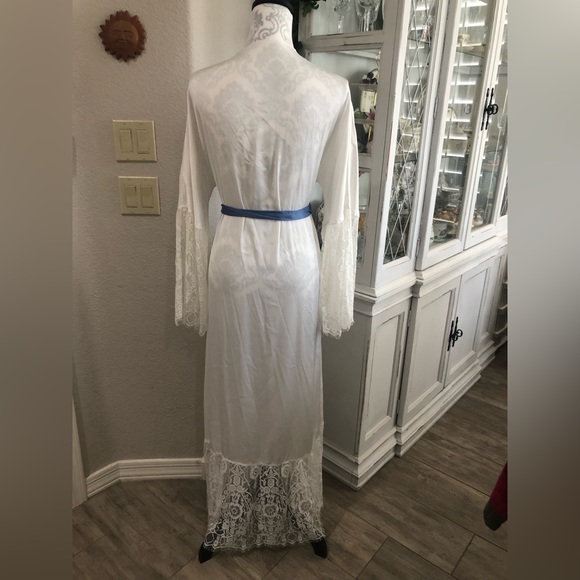 White Full Length Lace Trimmed Robe with Sash Size Small Lingerie Coverup - Picture 2 of 11